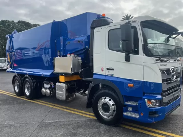 Maxipactor + Series side loader on a Hino chassis, front three-quarter view